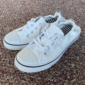 Women’s white canvas sneakers